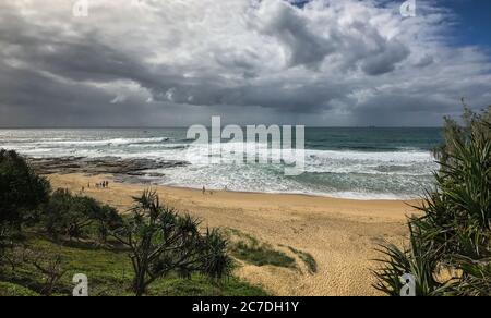 Bellissimo scatto di una spiaggia di sabbia vicino al mare sotto un cielo nuvoloso di giorno Foto Stock