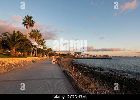 Il lungomare accanto allo Sheraton Hotel a la Caleta sulla Costa Adeje a Tenerife, Isole Canarie, Spagna Foto Stock