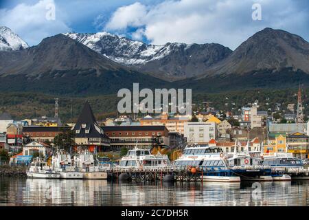 Porto di Ushuaia lungomare e le montagne e la città nel retro Ushuaia, Tierra del Fuego, Argentina. Foto Stock