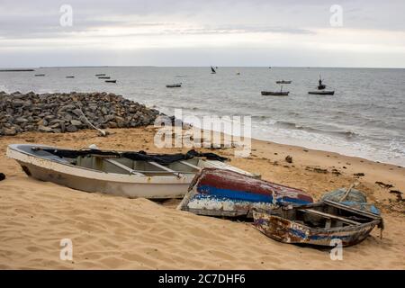 Fiocchi stagni sulla spiaggia sabbiosa di un piccolo porto di pescatori a Maputo, Mozambico, fotografati in bianco e nero Foto Stock
