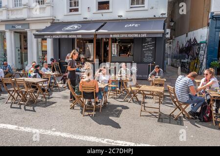 Brighton UK 16 luglio 2020: Pub e caffè nel centro di Brighton sembrano essere in funzione di nuovo dopo il blocco Covid-19. Credit: Andrew Hasson/Alamy Live News Foto Stock
