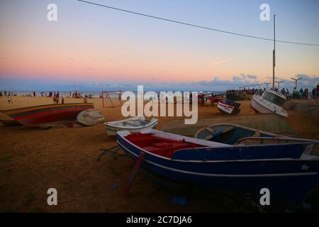 Barche tradizionali in legno sulla spiaggia al tramonto, Santa Maria, Isola di SAL Foto Stock
