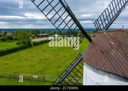 Ashton Windmill a Wedmore Regno Unito. Questo mulino unico del XVIII secolo sorge sull''Isola di Wedmore', una cresta che offre una vista dominante della gola di Cheddar, Foto Stock