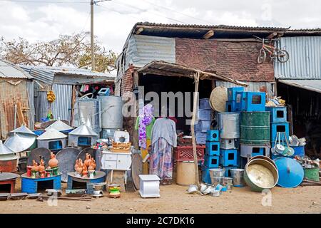 Donne locali che fanno acquisti in un piccolo negozio di ferramenta nella città Axum / Aksum, Maekelay zone, Tigray Regione, Etiopia, Africa Foto Stock