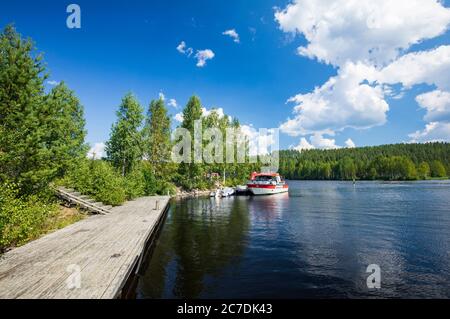 Lago interno Ricerca e salvataggio ( SAR ) barca e COSTOLA ormeggiata al molo sul Lago Iisvesi a Iiisveden venesatama a Estate, Finlandia Foto Stock