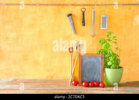 ingredienti alimentari, lavagna nera, utensili da cucina, concetto di cucina Foto Stock