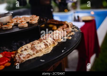 Durante la cottura alla griglia, preparare un'acina di carne macinata. Barbecue in giardino Foto Stock
