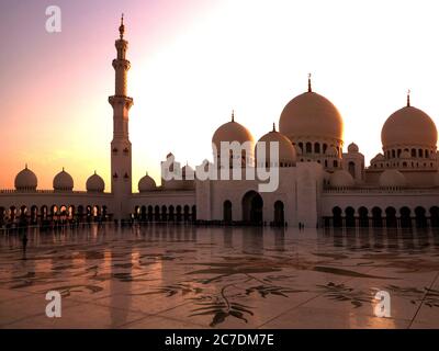 Bella Moschea di Sheikh Zayed nel pomeriggio con tutti la sua gloria e il sole che si tramonta Foto Stock