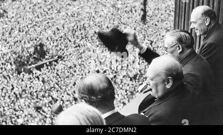 Sir Winston Churchill salutando le folle. VE-Day 1945, 8 maggio la fine del secondo mondo Foto Stock