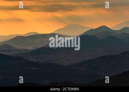 La catena montuosa del Gran Sasso al tramonto Foto Stock