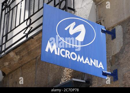 Bordeaux , Aquitaine / France - 07 07 2020 : Negozio di testo con logo Micromania della più grande catena di negozi di videogiochi in Francia Foto Stock