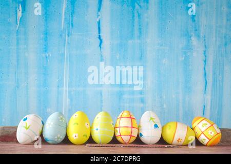 fila di uova di pasqua multicolore, decorazione di pasqua mock up, spazio libero copia Foto Stock