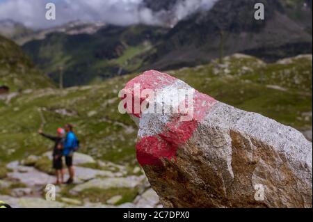 Primo piano di un tiro selettivo di roccia con la bandiera nazionale austriaca dipinto su di esso Foto Stock