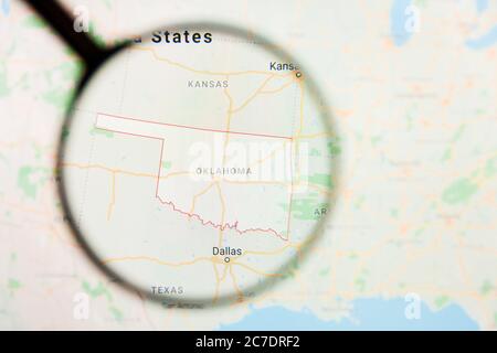 Los Angeles, California, USA - 15 Marzo 2019: Oklahoma, OK Stato dell'America visualizzazione concetto illustrativo su schermo display attraverso l'ingrandimento Foto Stock