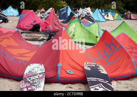 Steinhude, Germania, 7 giugno 2020: Campo del Kite Sufer sulla spiaggia vicino Mardorf a Steinhuder Meer Foto Stock