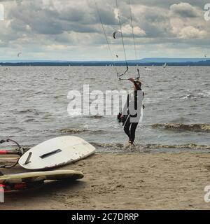 Steinhude, Germania, 7. Giugno 2020: Kite surfer all'arrivo alla spiaggia del Meer Steinhuder Foto Stock