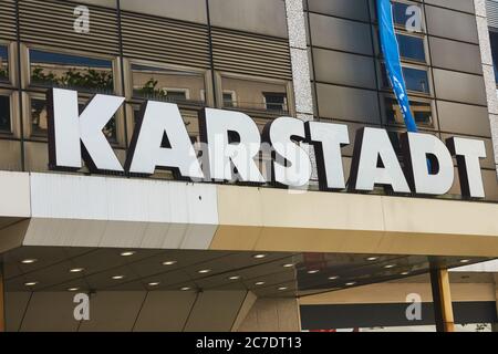 Braunschweig, Germania, 20 giugno 2020: Ingresso dell'edificio Karstadt nella zona pedonale Foto Stock