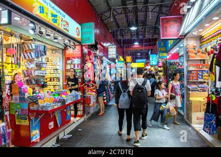 I turisti e i locali in bugis street market,più grande mercato di Singapore,bugis,Singapore,mercato cinese,Singapore shopping,PRADEEP SUBRAMANIAN Foto Stock