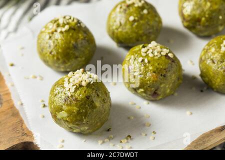 Palline di energia Matcha Bliss sane fatte in casa con canapa datteri e noci Foto Stock