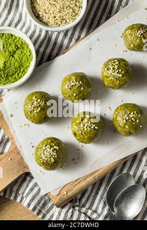 Palline di energia Matcha Bliss sane fatte in casa con canapa datteri e noci Foto Stock