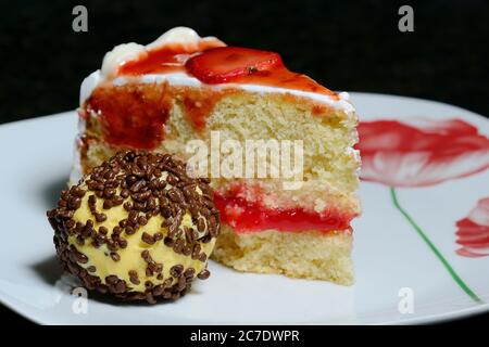 Torta di fragole e gelato alla frutta. Dessert delizioso. Foto Stock