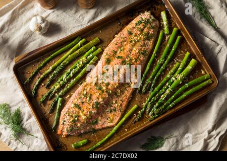 Filetto di salmone arrosto e asparagi fatti in casa con aglio e aneto Foto Stock