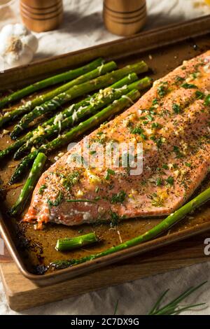 Filetto di salmone arrosto e asparagi fatti in casa con aglio e aneto Foto Stock