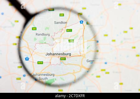 Johannesburg, Sud Africa visualizzazione città concetto illustrativo sullo schermo attraverso lente di ingrandimento Foto Stock