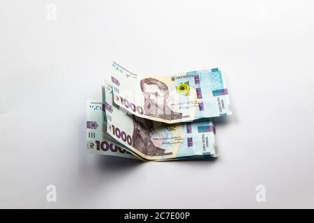 Cinquemila hryvnia con mille hryvnia cinque fatture. Denaro ucraino. Banconote dell'Ucraina su sfondo bianco Foto Stock