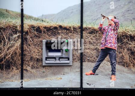 ATM macchina sul palazzo della banca con una foto enorme di una giovane ragazza che usa il telescopio in natura. Miðvágur.Vagar.Isole Faroe.territorio della Danimarca Foto Stock