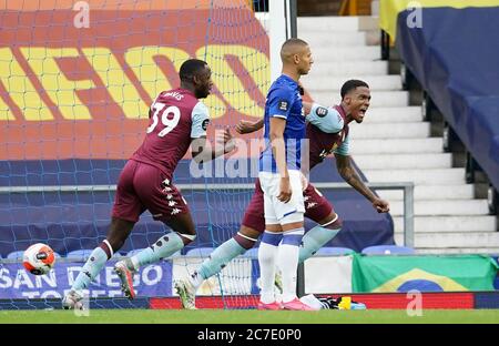 L'Aston Villa's Ezri Konsa celebra il primo gol della partita durante la partita della Premier League al Goodison Park di Liverpool. Foto Stock