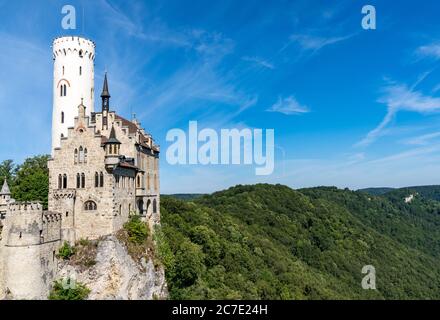 Lichtenstein, BW / Germania - 13 luglio 2020: Vista sul castello di Lichtenstein nella Germania meridionale Foto Stock