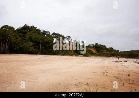 Spiaggia lungo il fiume Amazon Foto Stock