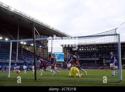 L'Aston Villa's Ezri Konsa celebra il primo gol della partita durante la partita della Premier League al Goodison Park di Liverpool. Foto Stock