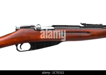 Il fucile sovietico Mosin si isola su uno sfondo bianco. L'arma dell'esercito rosso e la rivoluzione. Una carbina vintage Bolt della seconda guerra mondiale Foto Stock