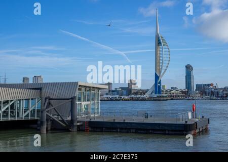 Il molo del traghetto Gosport con la torre spinnaker in background girato dal lungomare di gosport Foto Stock