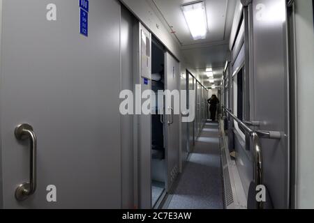 Corridoio con porte di un trasporto a letto di prima classe del treno passeggeri Foto Stock