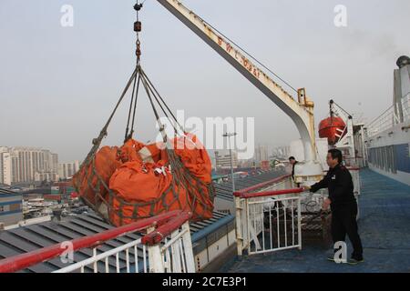 I lavoratori caricano pacchetti di borse diplomatiche appartenenti alle Missioni estere degli Stati Uniti sulla strada per posti in Asia orientale e nella regione del Pacifico con la nave 9 febbraio 2018 a Incheon, Corea del Sud. Il Servizio di sicurezza diplomatica degli Stati Uniti ha circa 100 corrieri diplomatici che forniscono una consegna sicura e rapida di materiali classificati tra le missioni diplomatiche degli Stati Uniti e il Dipartimento di Stato degli Stati Uniti. Foto Stock