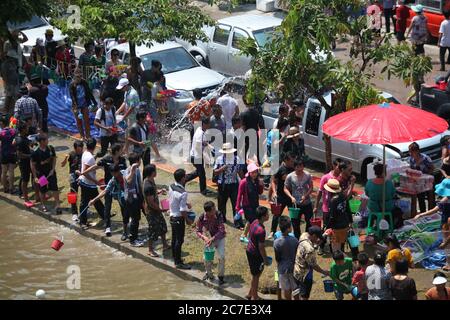 CHIANG mai, THAILANDIA - 14 aprile 2012: Una lotta all'acqua intorno al fossato a Chiang mai per il festival di Songkran. Foto Stock