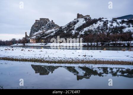 Rovine del castello di Devin innevate sopra il Danubio a Bratislava, Slovacchia, al mattino Foto Stock