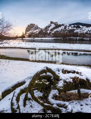 Rovine del castello di Devin innevate sopra il Danubio a Bratislava, Slovacchia, al mattino Foto Stock