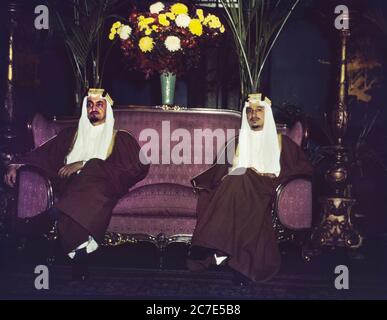 Amir Khalid [a destra] e Amir Faisal, figli di re Ibn Saud dell'Arabia Saudita, Mayflower Hotel, Washington, D.C., USA, John Rous, Ufficio USA delle informazioni sulla guerra, 1943 Foto Stock