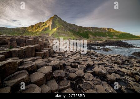 Vista mozzafiato di curioso mare esagonale colonnare Giuntatura vicino a. base di una montagna Foto Stock