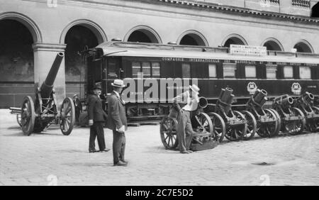 Ferrovia Auto del Maresciallo francese Ferdinand Foch, in cui l'armistizio che termina la prima guerra mondiale è stato firmato il 11 novembre 1918, Cour des Invalides, Parigi, Francia, all'inizio degli anni '20 Foto Stock