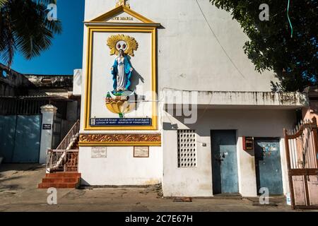 Pondicherry, India - Febbraio 2020: AVA Maria nicchia all'interno della Cattedrale dell'Immacolata Concezione di Pondicherry. Foto Stock