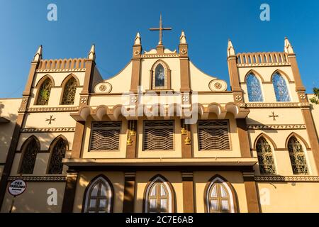 Pondicherry, India - Febbraio 2020: Facciata esterna di una chiesa nella città di Pondicherry in India. Foto Stock