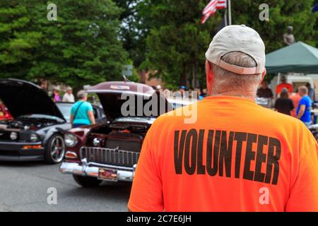 Columbia, PA, USA - 17 giugno 2017: Volontari che assistono ad una mostra di auto nel centro della città. Foto Stock