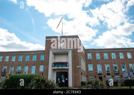 Maidenhead, Berkshire, Regno Unito. 16 luglio 2020. È stato riferito che il Royal Borough di Windsor e Maidenhead ha speso in eccesso il suo budget per l'ultimo anno finanziario di £4.2 milioni, £1,8m dei quali relativi a emissioni di Covid-19. Nella foto del Municipio di Maidenhead. Credit: Mc Lean/Alamy Foto Stock