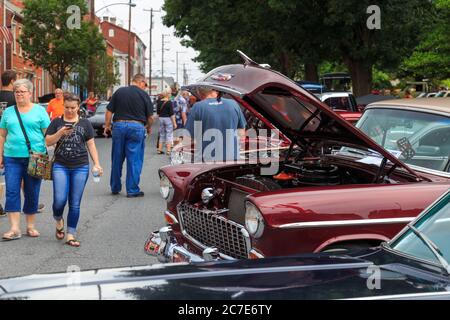 Columbia, PA, USA - 17 giugno 2017: Automobili di tutti i tipi sono in mostra ad una fiera di automobile nel centro della zona. Foto Stock