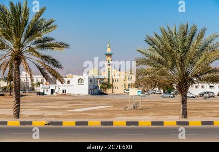 Sur paesaggio urbano con moschea e palme in una giornata di sole, Sultanato di Oman. Foto Stock